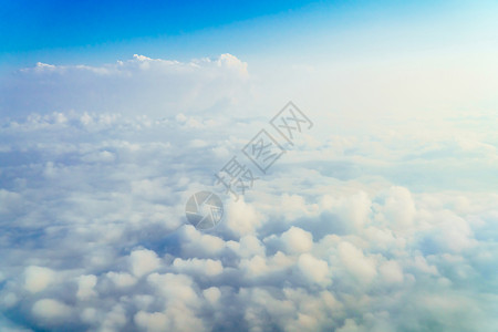 大地云蓝色地平线的美丽景观背景图片