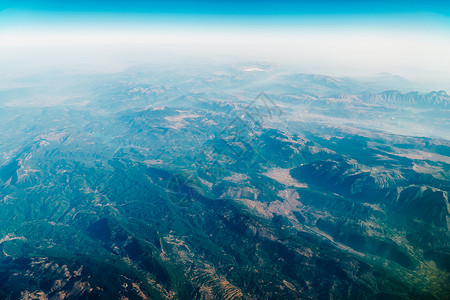 行星地球地平线的飞机视图图片