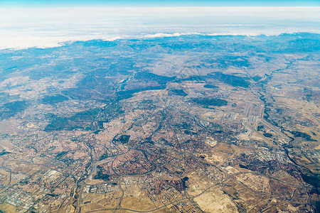 城市地球地平线的飞机视图图片