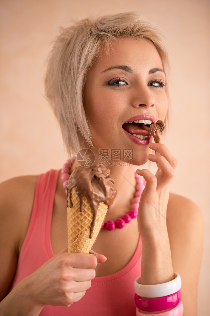 轻漂亮的女孩,短发,吃融化的巧克力冰淇淋100满意图片