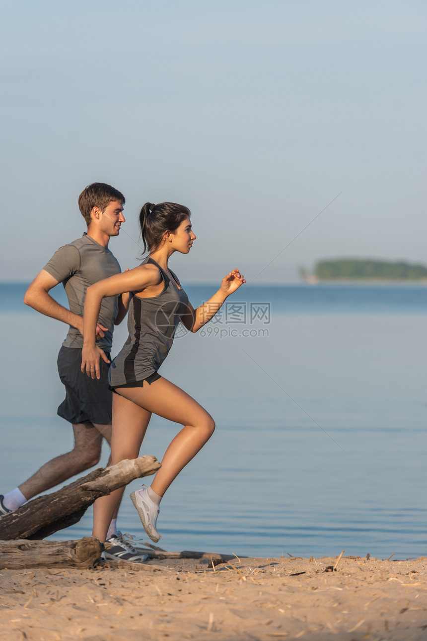 海滩跑步夫妇外慢跑跑步者户外训练,海边锻炼适合多种族健身夫妇,西牙裔女人,白种人男人图片
