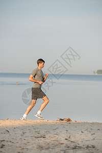 男子运动员跑步者海滩跑步锻炼健康的图片