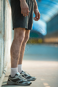 无法辨认的男人,运动的双腿,日出日落时慢跑跑步健康的生活方式图片