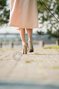 女腿行走夏季公园特写,后视镜图片
