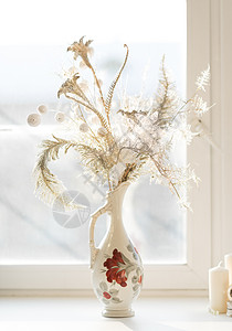 窗台上老式花瓶里的金花背景图片