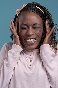轻的非洲妇女患可怕的头痛图片