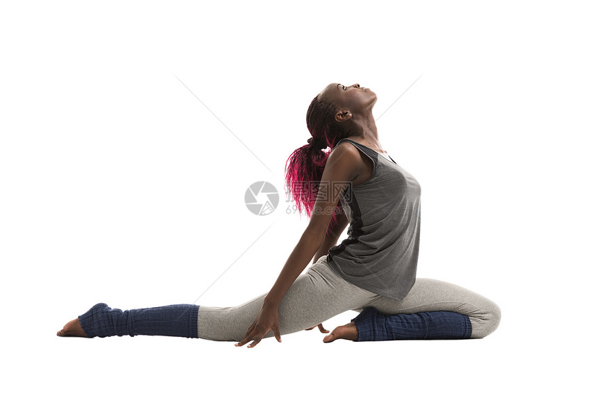 轻的非洲妇女白色背景下瑜伽练图片