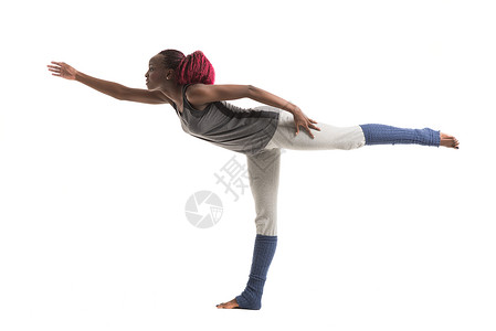 女平衡,同时瑜伽隔离白色背景图片