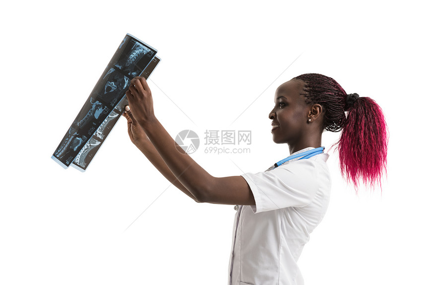 智力非洲女保健医生的特写照片,白色标签,看颈部摄影图像,ct扫描,MRI,白色背景放射科图片