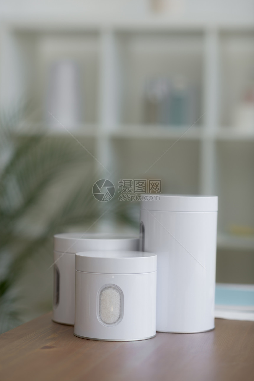 医疗办公室桌子上的白色罐头图片