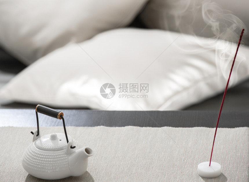茶壶香棒放桌子上,舒适的放松休息室图片