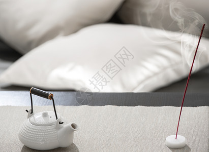 茶壶香棒放桌子上,舒适的放松休息室图片