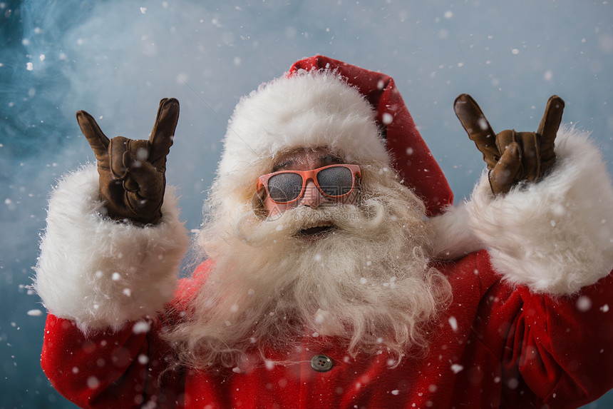 诞老人戴着太阳镜下雪的北极户外跳舞经过努力,他正庆祝诞节图片