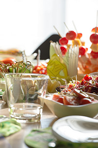 充满机食物的桌子沙拉,奶酪,西红柿装饰得很好餐厅服务家庭食品图片