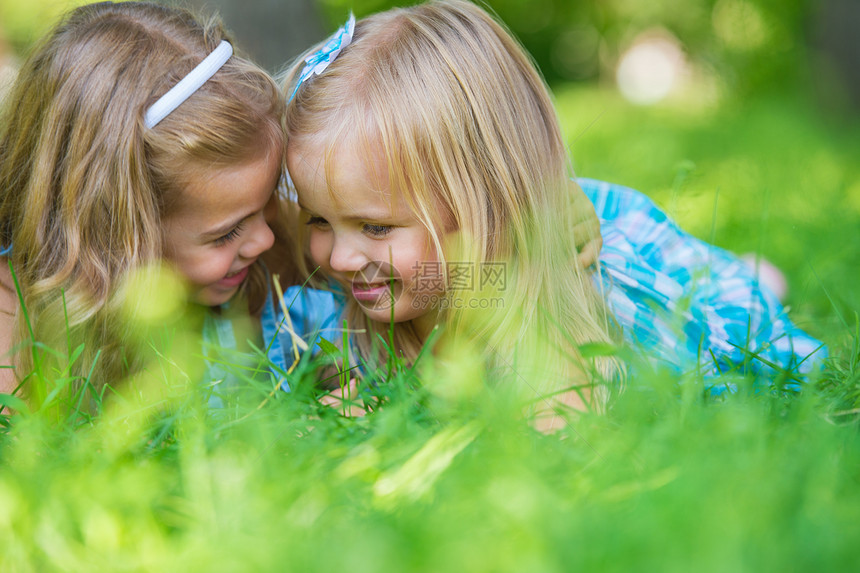 快乐的孩子们夏天的公园里绿草地上放松,聊天健康的生活方式图片