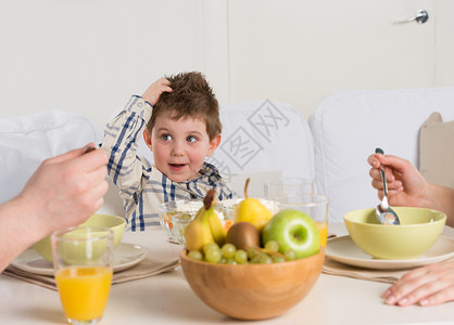 孩子吃早餐玩得开心图片
