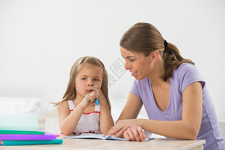 妈妈女儿家妈妈教小女孩画画写字图片