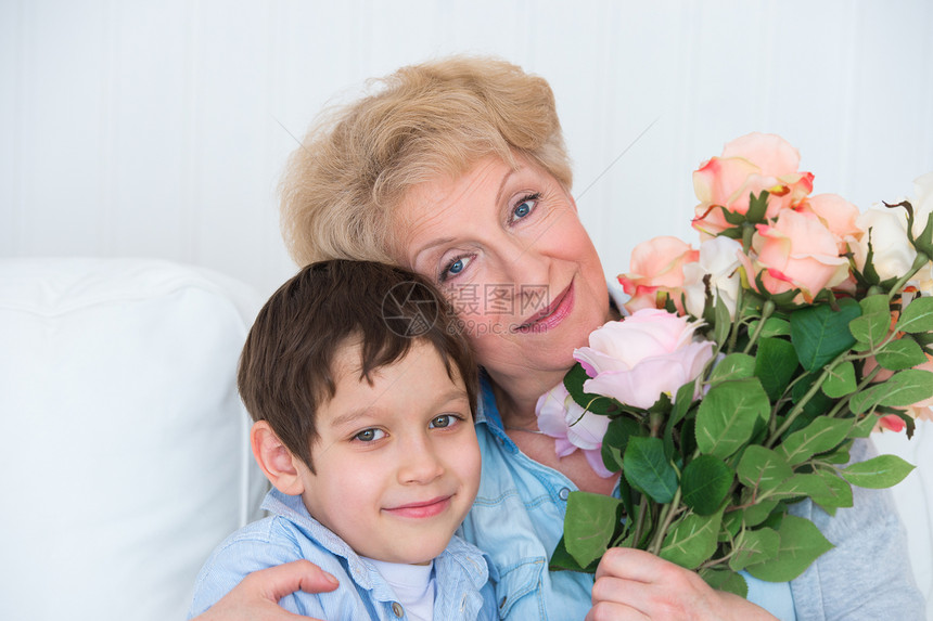 祖母孙子坐沙发上奶奶着花图片