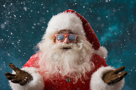诞老人戴着太阳镜下雪的北极户外跳舞经过努力,他正庆祝诞节图片