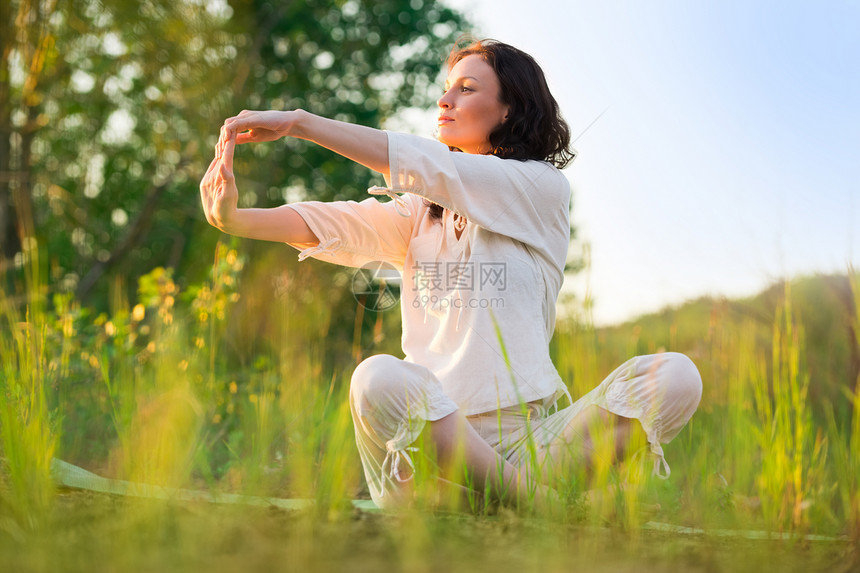 伸展的女人户外运动,微笑,快乐地瑜伽伸展美丽的快乐微笑运动健身模型外的夏天春天图片