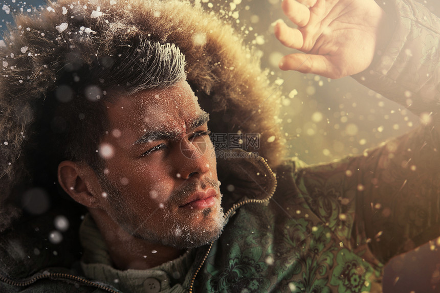 暴风雪下冬天户外残忍感男人的肖像图片