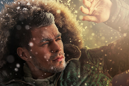 暴风雪下冬天户外残忍感男人的肖像图片