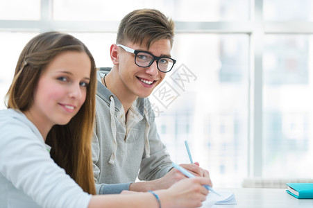 高中生女孩男孩学,工作中互相帮助图片