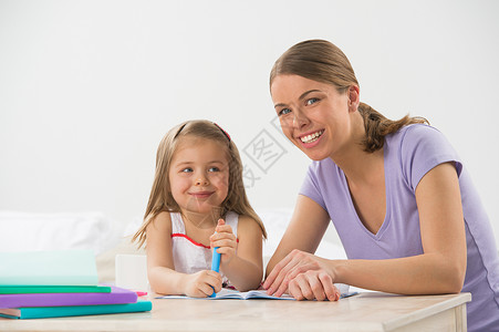 妈妈女儿家妈妈教小女孩画画写字图片