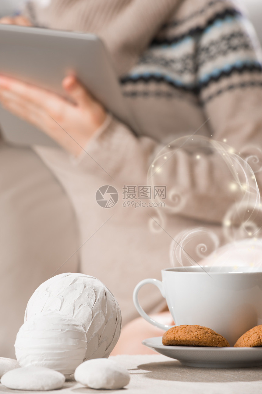 杯热饮料茶咖啡,配上燕麦饼干大量的蒸汽站咖啡馆家里的桌子上女坐背景上图片