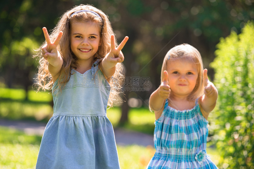 快乐的童小女孩公园的户外玩得很开心图片