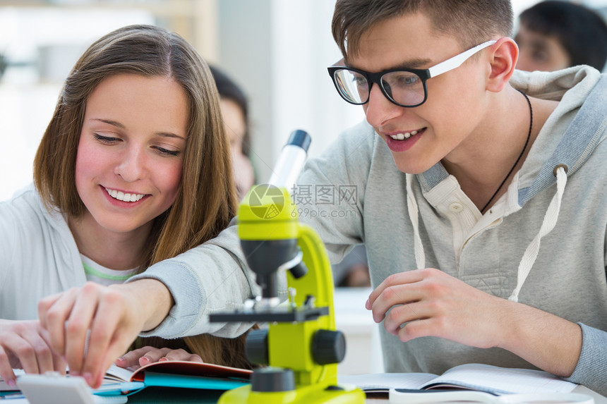 高中生女孩男孩生物教室工作选择璃上的生物样本显微镜观察图片