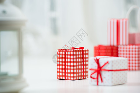 带诞礼物的礼品盒,用红色的纸包着装饰品很多合作图片
