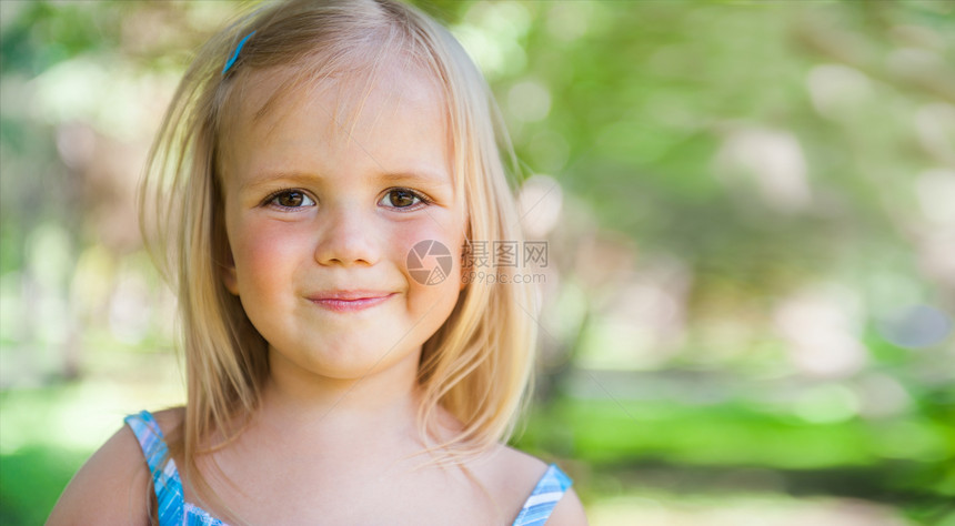 夏天草地上可爱的小女孩图片