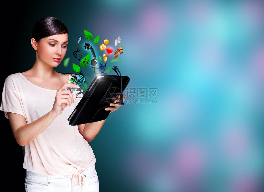 海报肖像的轻美女手持她的通用设备平板电脑很多东西都器上出现的现代设备的普遍图片