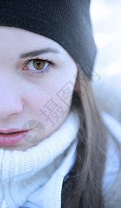 特写位着强烈眼神接触的轻女孩的肖像冬天的图片