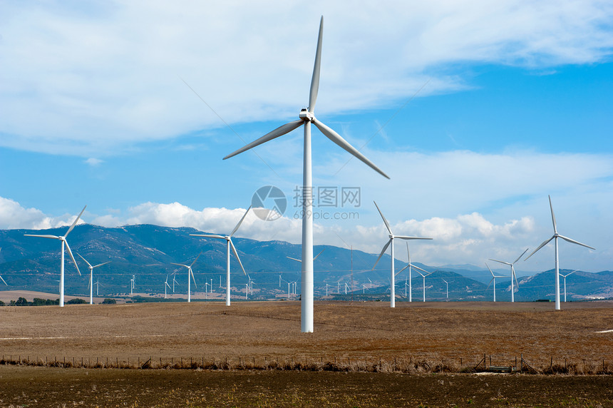 风力发电站风力涡轮机抗蓝天图片