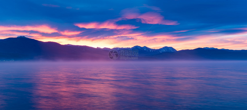 太阳升阴影山后,科罗拉多与大湖前景图片