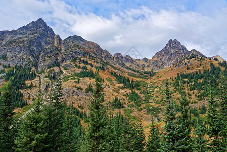 北瀑布公园的火山口山图片