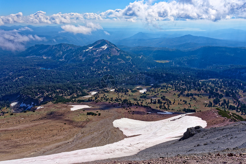 来自加州拉森火山公园拉森峰的远景图片