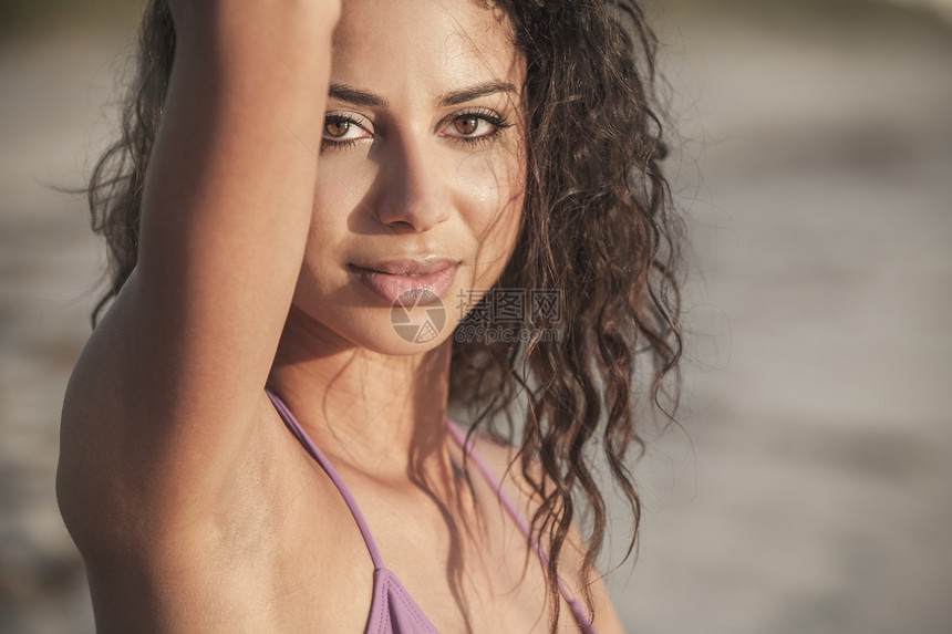 感的轻拉丁裔西牙裔黑发女人女孩热带海滩上穿比基尼的肖像图片