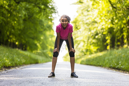 美丽的混合种族非裔美国轻女子青少健身跑步慢跑个雷达内衬绿树春天夏天图片