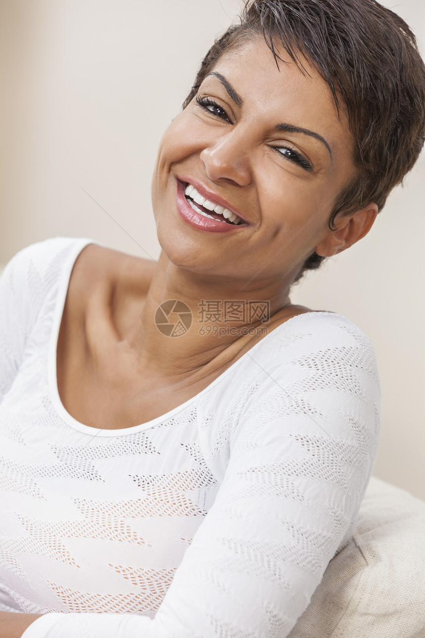 幸福微笑的中非裔美国妇女夫妇拥完美的牙齿图片