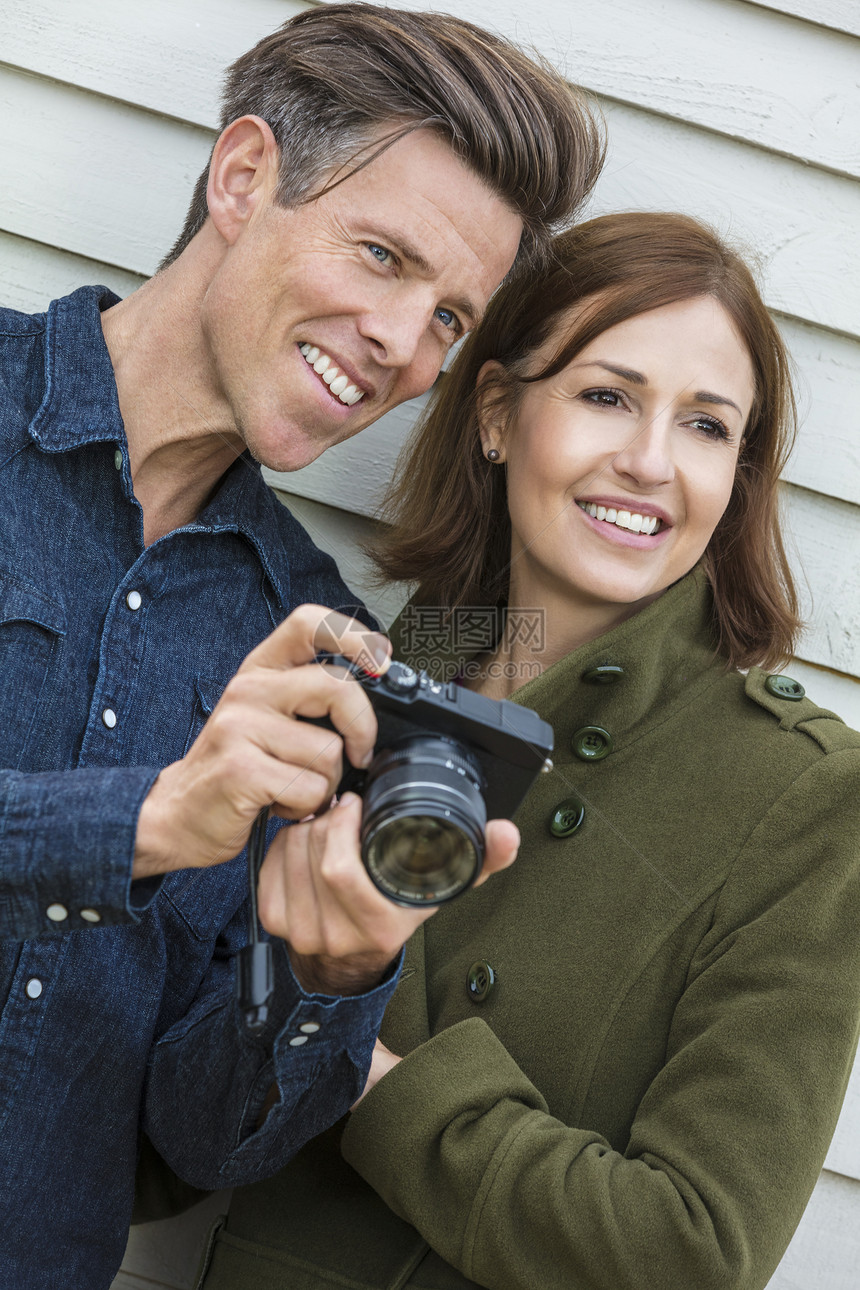 位迷人成功快乐的中男女夫妇外用数码相机拍照的肖像拍摄图片