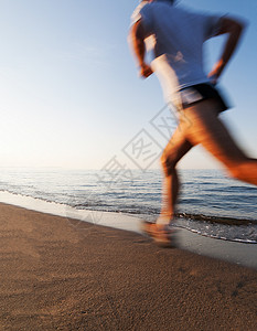 日出时轻人海滩上跑步运动模糊效应幸福,活力,健康生活,假期,运动,训练图片
