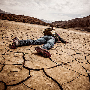 外籍人士旅行者躺干燥的地上背景