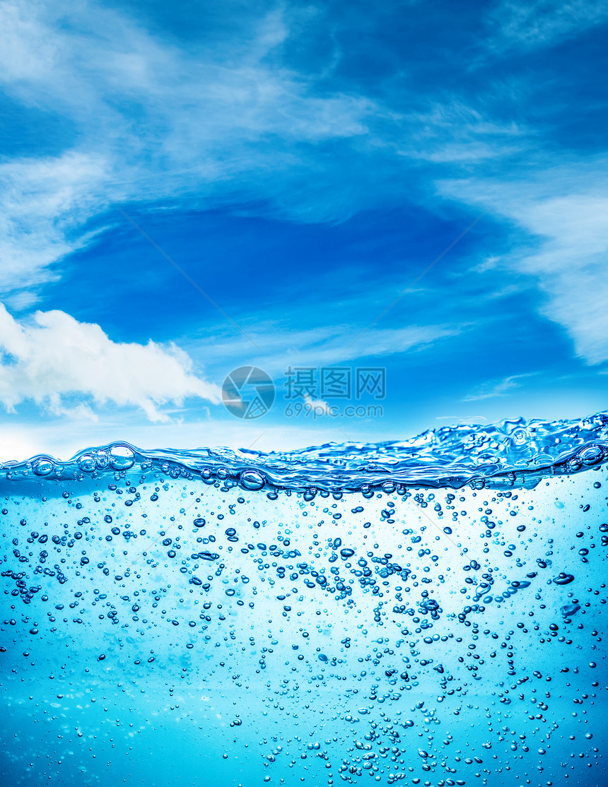 许多气泡水中,抽象的水波与气泡蓝天的背景上图片