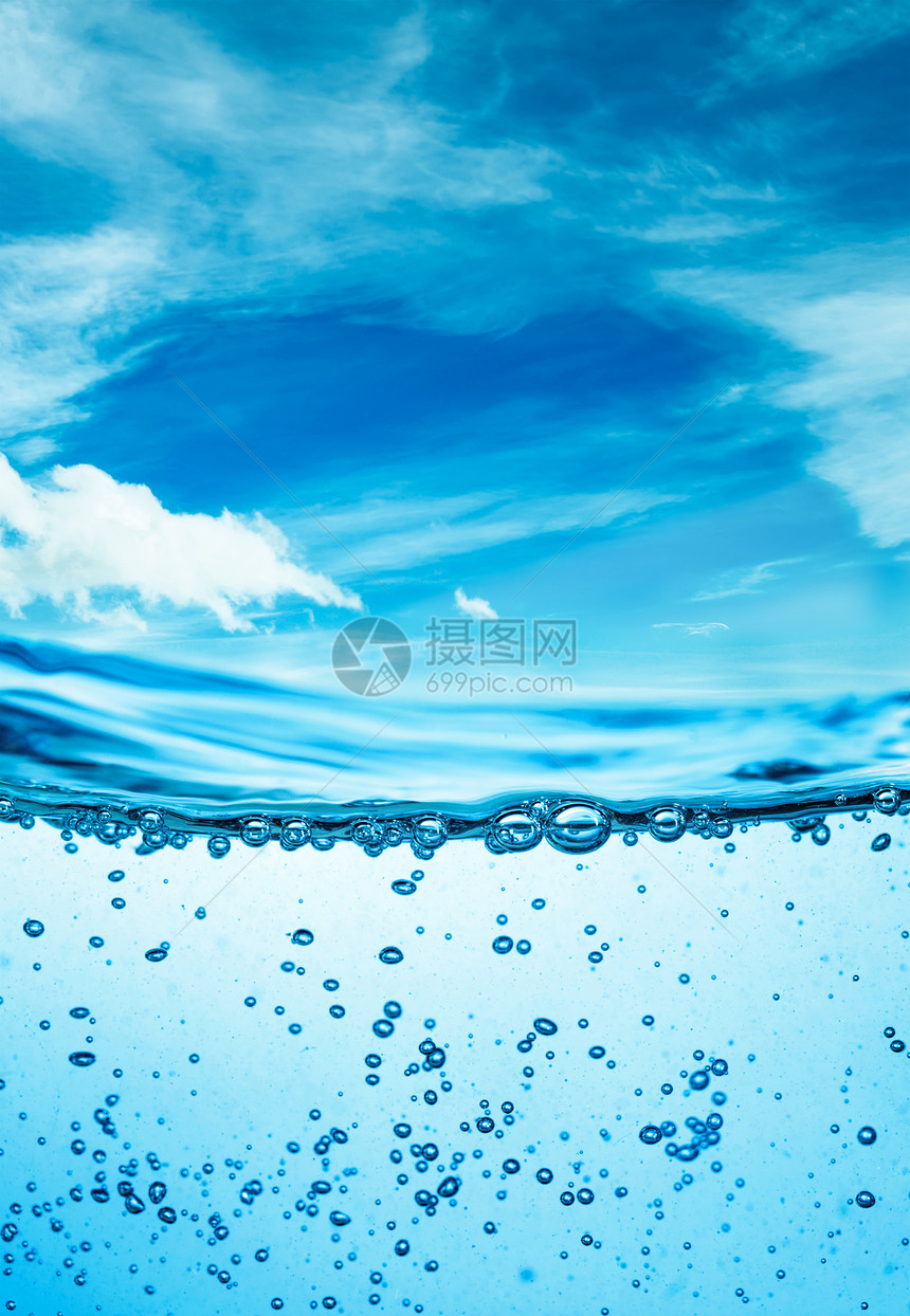 许多气泡水中,抽象的水波与气泡蓝天的背景上图片