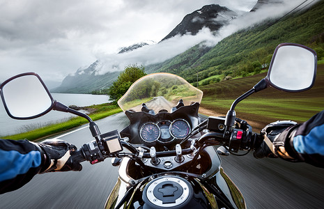开车人称摩托车手雨中骑摩托车人称视图背景