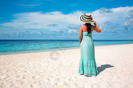 海滩度假马尔代夫沿着热带海滩散步的女孩图片
