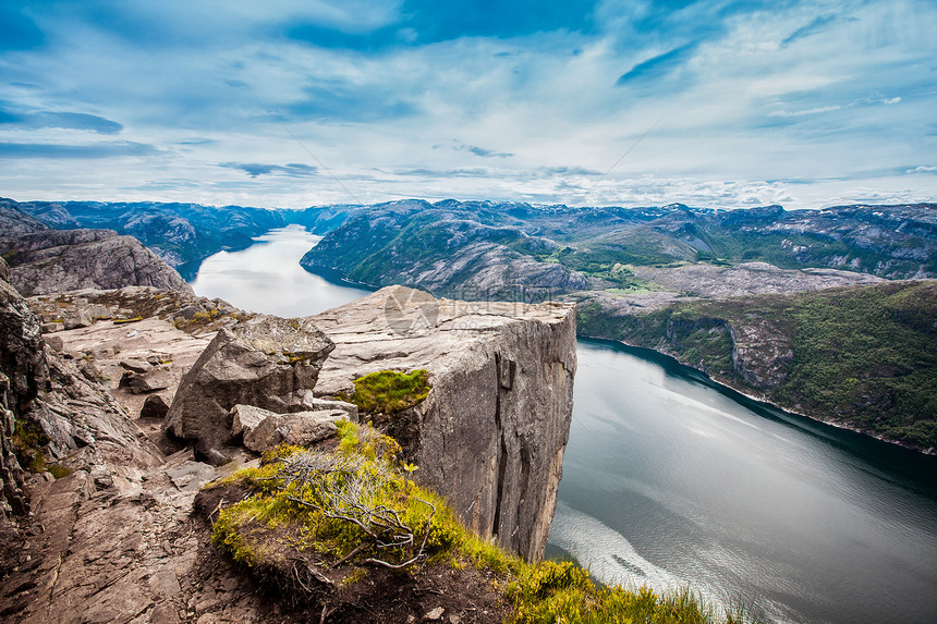 preikestolenprekestolen,也被传教士的讲坛讲坛岩石的英文译本所熟知,挪威福桑德费克的著名旅游景点图片